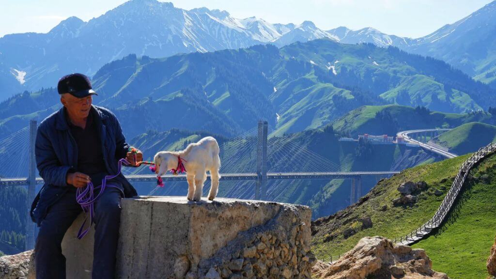 Cầu Guozigou   cây cầu dây văng đầu tiên trên đường cao tốc ở khu tự trị Tân Cương