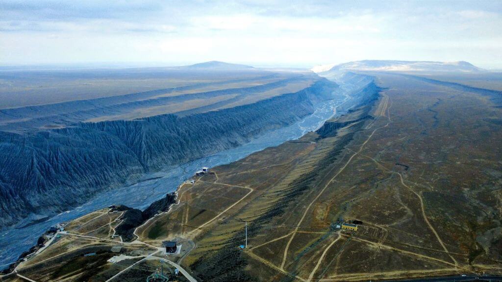 Đại hẻm núi Độc Sơn Tử hùng vĩ được ví như kỳ quan của tạo hóa với những vết nứt thẳng đứng