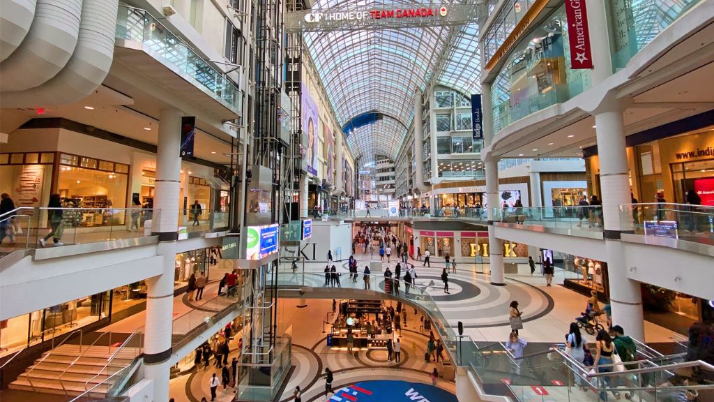 Thỏa sức mua sắm tại Trung tâm thương mại Toronto's Eaton Center