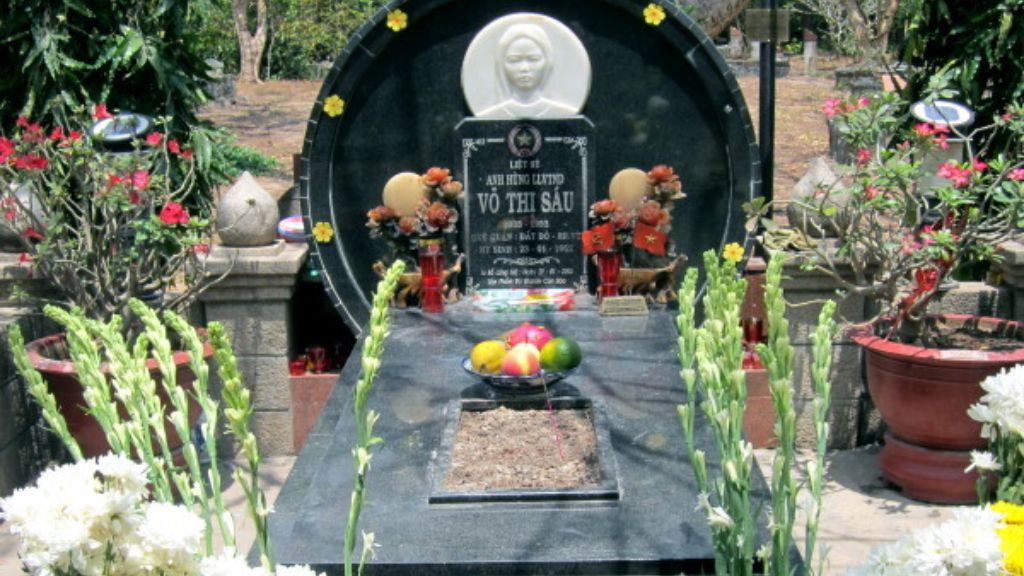 Viếng thăm mộ chị Võ Thị Sáu