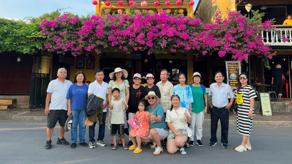 Đoàn khách BestPrice check in trong tour du lịch Đà Nẵng   Hội An