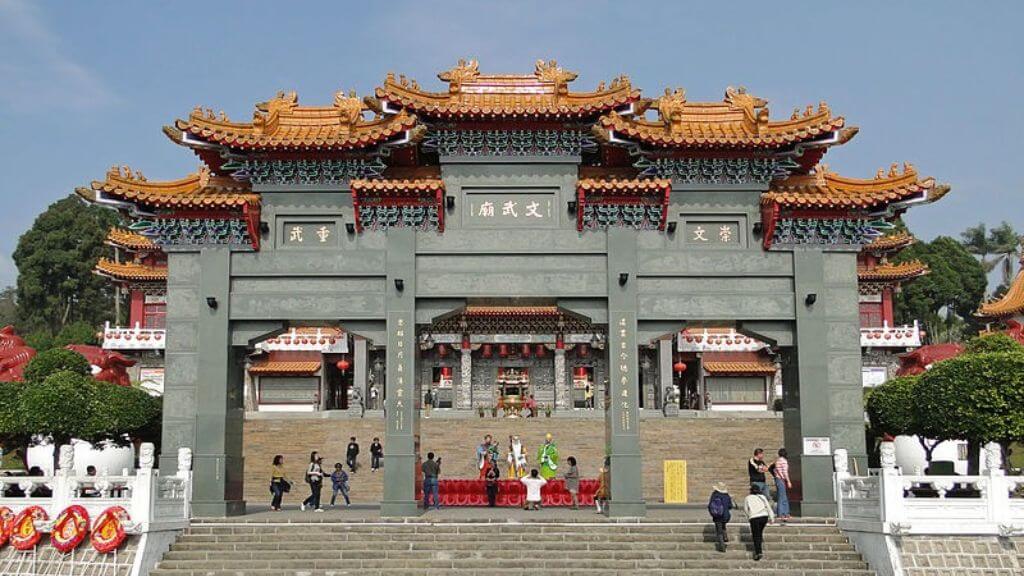 Đền Võ Văn Miếu – công trình tâm linh nổi bật bên bờ hồ, thờ Khổng Tử và Quan Công