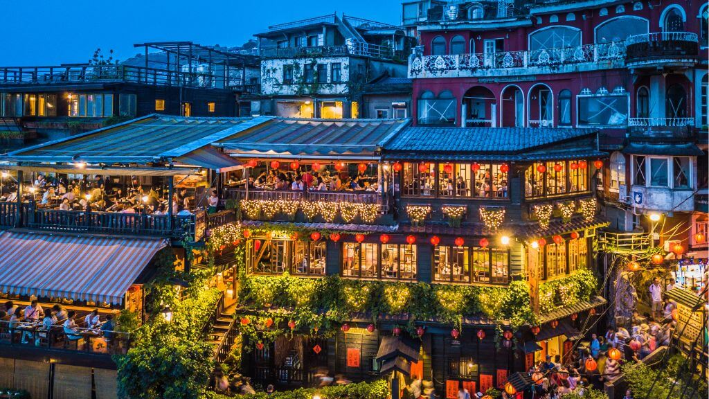 Phố cổ Cửu Phần – ngôi làng nằm trên sườn núi với những con hẻm nhỏ uốn lượn, quán trà và đèn lồng đỏ đặc trưng