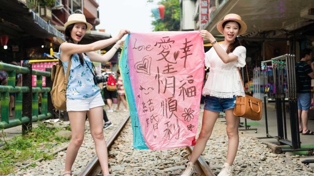 Quý khách có thể tự tay viết điều ước lên đèn lồng và thả lên bầu trời