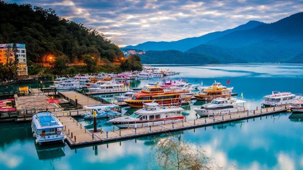 Quý khách trải nghiệm du thuyền ngắm cảnh giữa mặt hồ Nhật Nguyệt xanh biếc