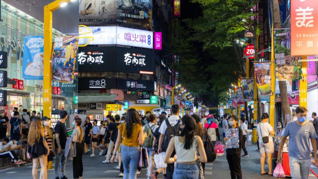 Quý khách tự do khám phá Chợ đêm Tây Môn Đinh