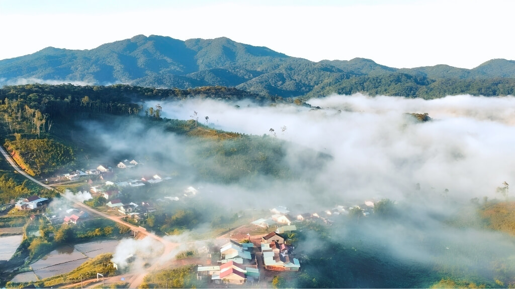 Măng Đen thơ mộng trong mây sương sớm