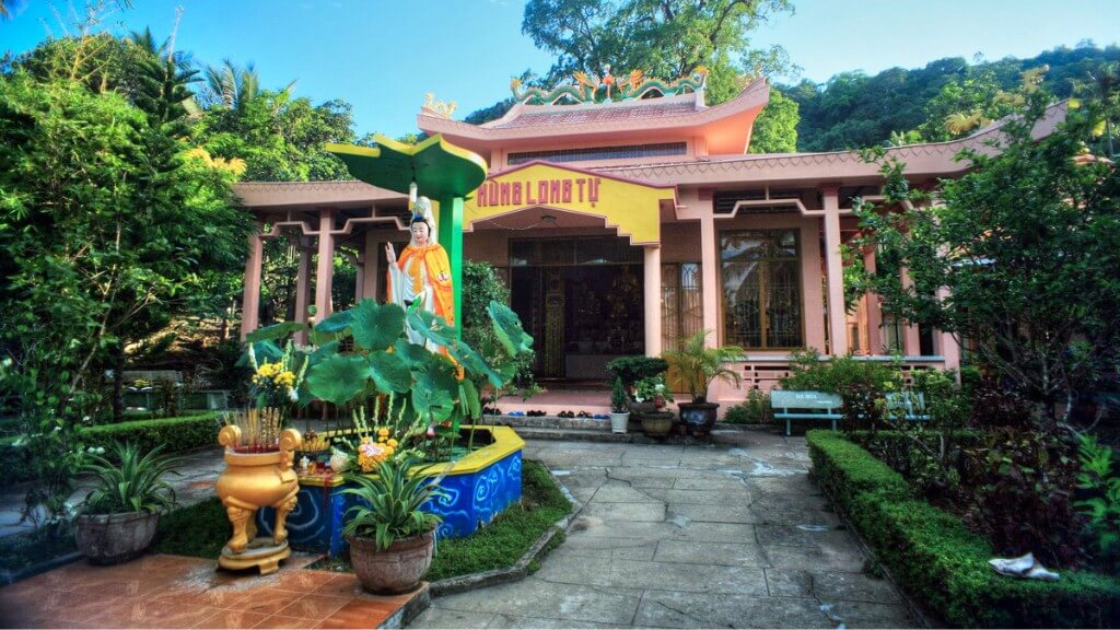 Tham quan chùa Sư Muôn thanh tịnh trong tour Phú Quốc