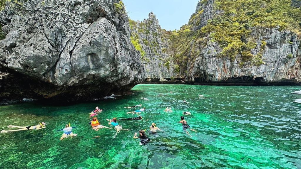 Thỏa thích tắm biển tại đảo Phi Phi trong tour Thái Lan