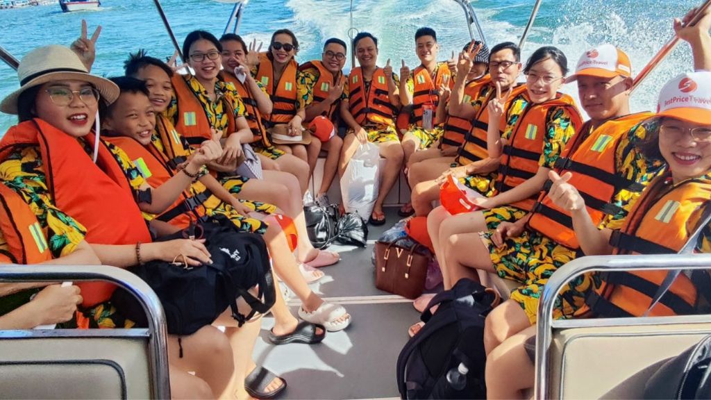 Đoàn du lịch Nha Trang ngồi cano ra tham quan đảo