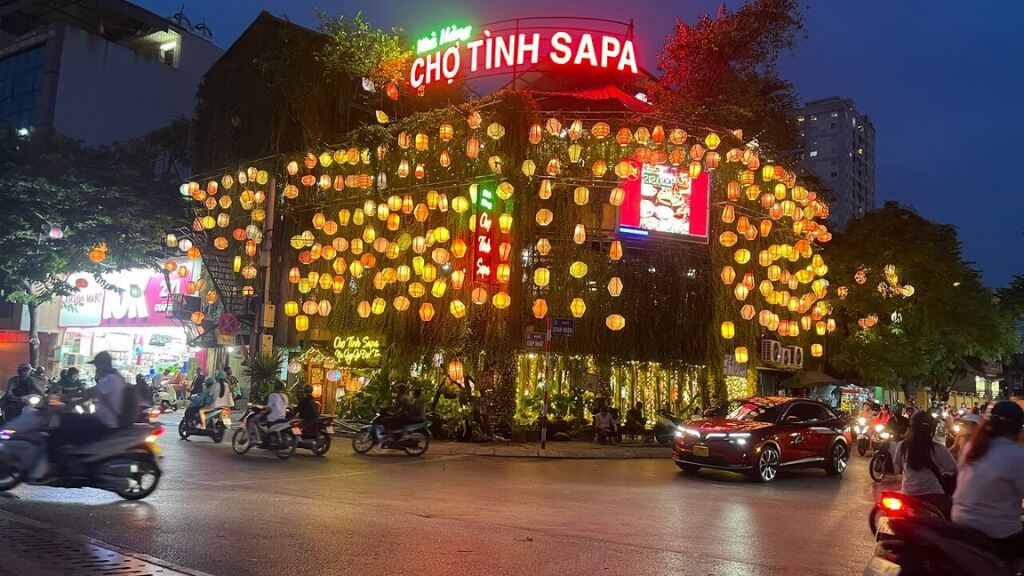 Chợ tình Sapa được tổ chức vào các tối thứ 7 hàng tuần