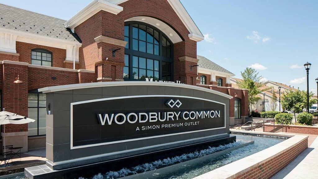 Mua sắm tại Woodbury Common Premium Outlets