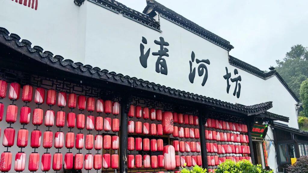 Đoàn tham quan và mua sắm tại phố cổ Thanh Hà Phường