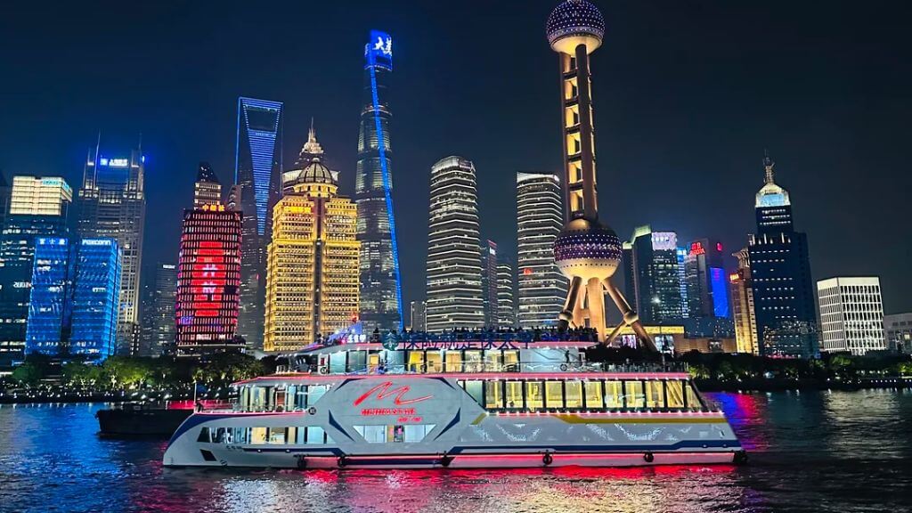 Đoàn tự do trải nghiệm du thuyền sông Hoàng Phố