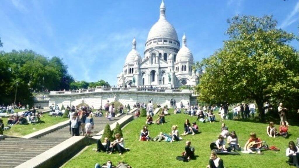 Hòa mình cùng không khí thơ mộng tại đồi Montmartre