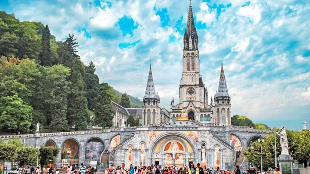 Hành trình tâm linh qua Quảng trường Bernadette