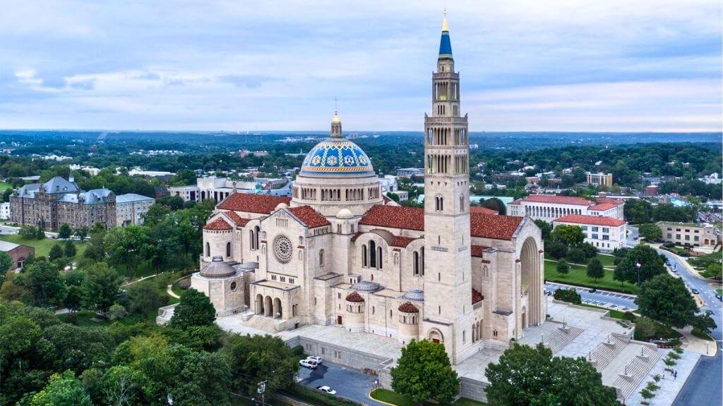 Vẻ đẹp cổ kính và linh thiêng của thánh đường Đức Mẹ