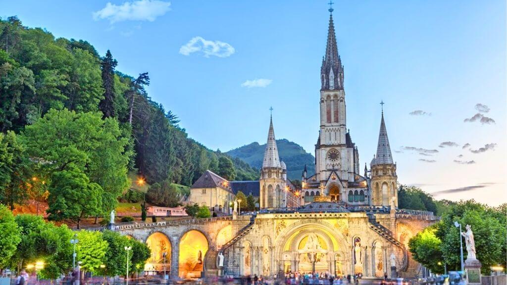 Chiêm ngưỡng kiến trúc độc đáo của Nhà thờ Hầm Lourdes