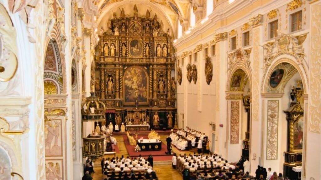 Khung cảnh trang nghiêm trong lòng Nhà thờ Chúa Ba Ngôi Cực Thánh