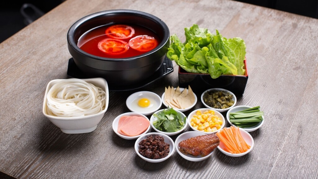 Thưởng thức đặc sản Bún Qua Cầu khi đi tour Hải Nam