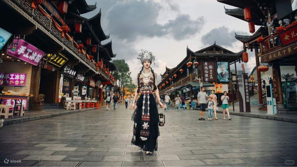 Phố đi bộ Ân Thi   Khu phố sầm uất với nhiều cửa hàng, quầy lưu niệm và các món ăn địa phương đặc trưng