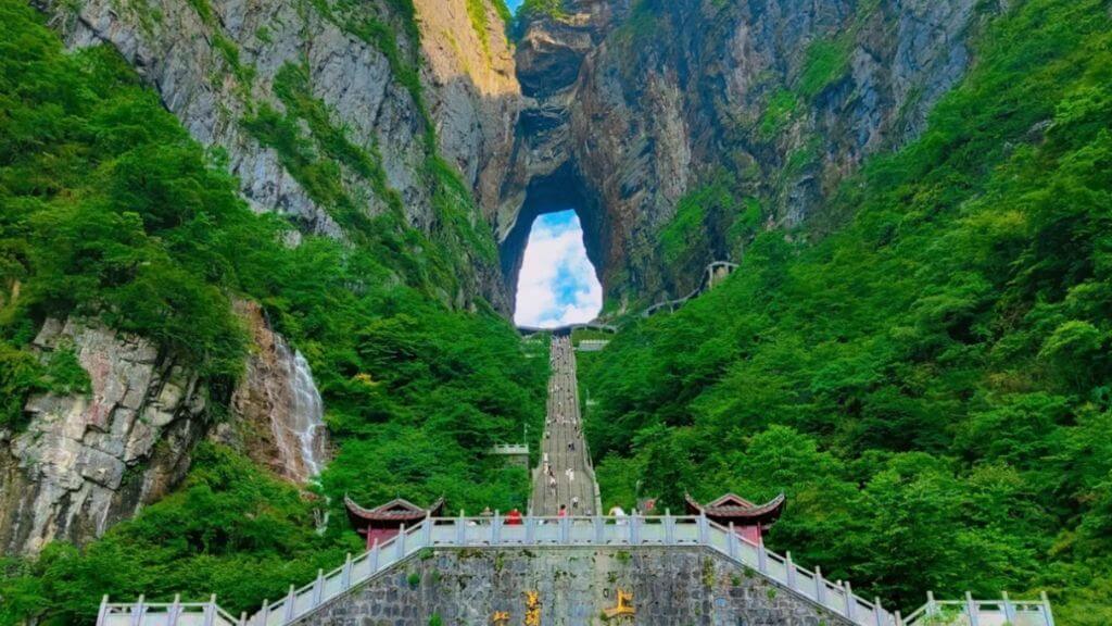 Thiên Môn Sơn – Nơi đây được mệnh danh là Núi Thần Tương Tây hay còn gọi là “Hồn của Vũ Lăng”