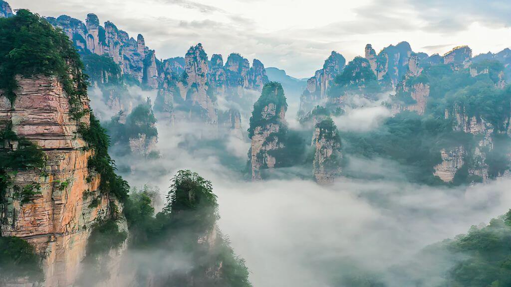 Trương Gia Giới nổi tiếng với các đỉnh núi đá kỳ lạ và phong cảnh hùng vĩ