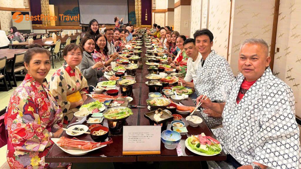 Đoàn khách thưởng thức bữa ăn trong tour Nhật Bản