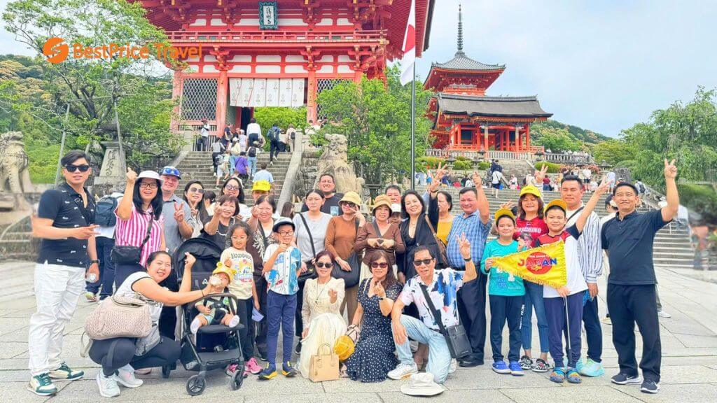 Du khách check in tại Chùa Asakusa Kannon cổ kính