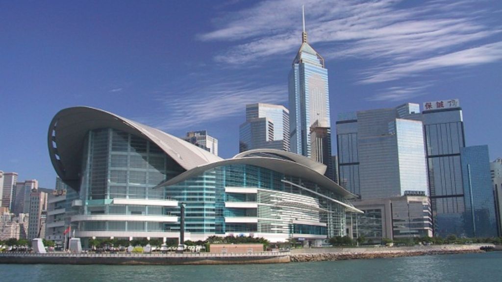 Tour du lịch Khám Phá Hồng Kông Hoa Lệ 5N4Đ tham quan Trung tâm Hội nghị và triển lãm Hồng Kông với lối kiến trúc độc đáo