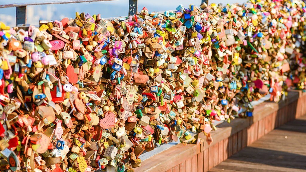 Hàng triệu ổ khóa lưu giữ tình yêu của các cặp tình nhân trên tháp Namsan