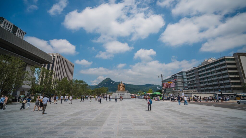Quảng trường Gwanghwamun là nơi giao thoa giữa quá khứ và hiện tại của Hàn Quốc