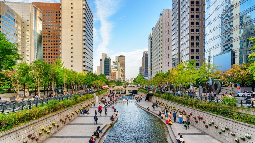 Suối nhân tạo Cheonggyecheon yên bình giữa lòng Seoul phồn hoa