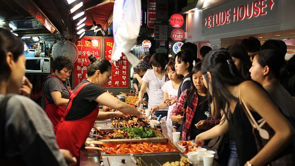 Thưởng thức ẩm thực địa phương tại chợ Myeongdong