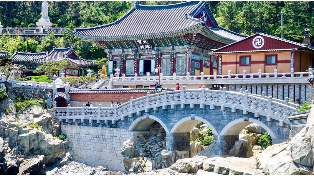 Tham quan ngôi chùa cổ Haedong Yonggungsa bên bờ biển Busan