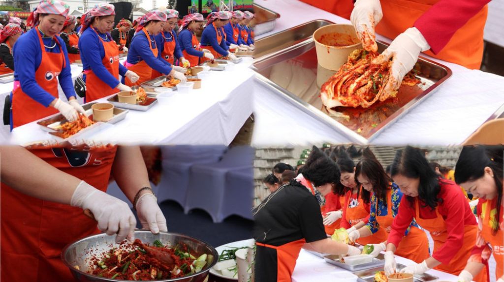 Du khách trải nghiệm làm kim chi