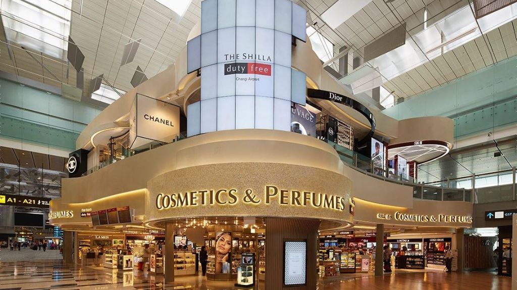 Du khách tự do mua sắm tại trung tâm miễn thuế Shilla Duty Free