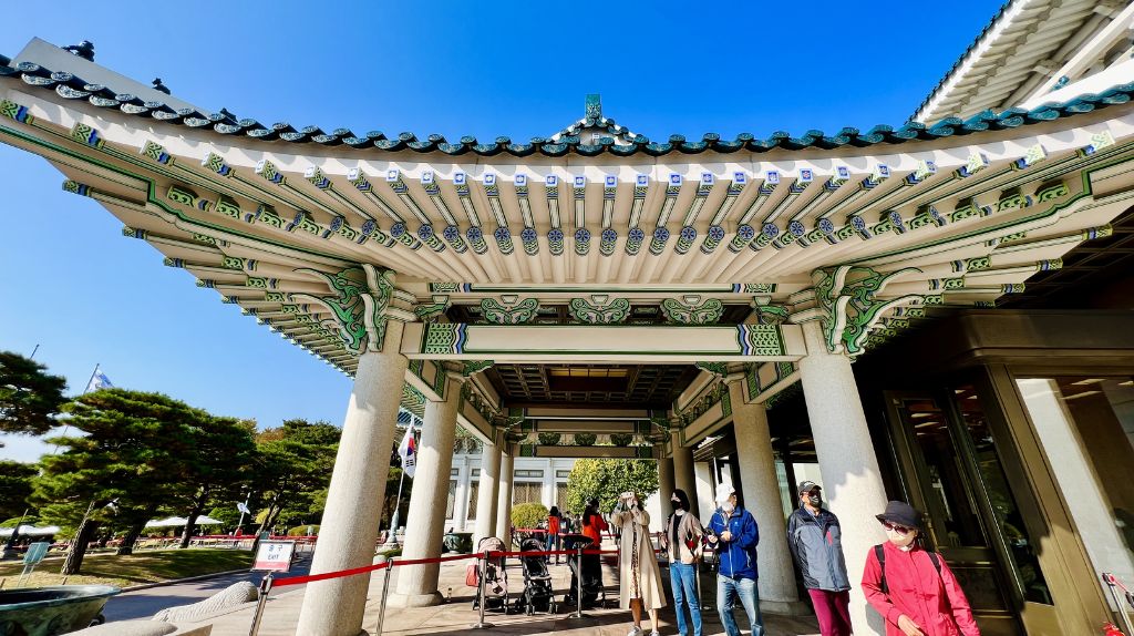 Du khách checkin Nhà xanh (Phủ Tổng Thống)