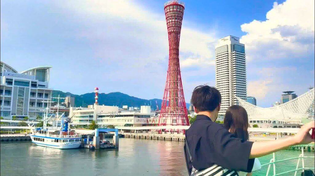 Du khách chụp ảnh checkin tại Tháp cảng Kobe