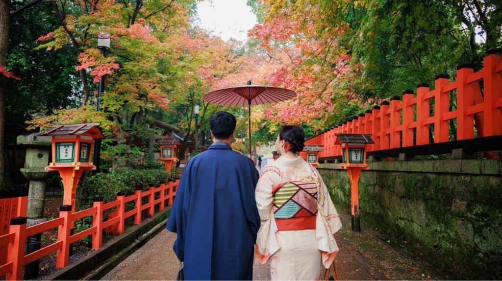 Du khách chụp ảnh cùng trang phục Kimono truyền thống tại chùa Đông Tự