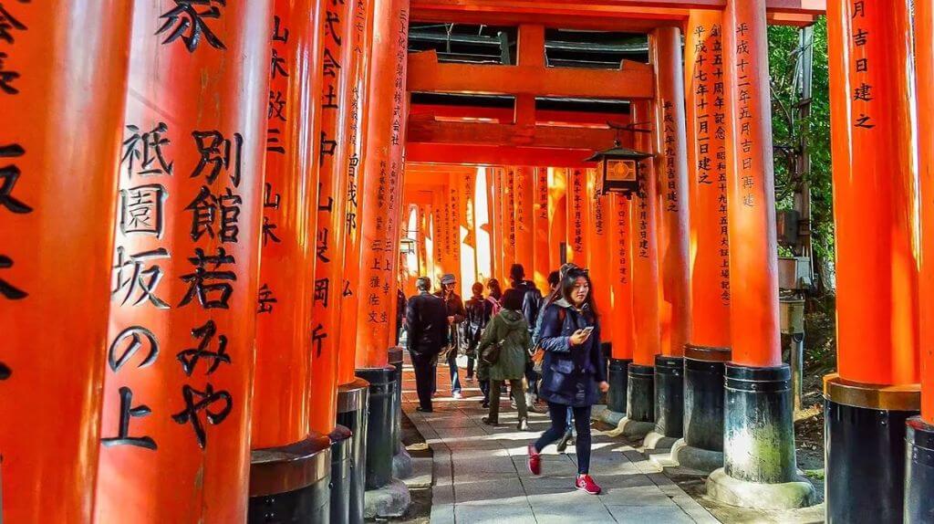 Du khách dạo quanh chụp hình tại Đền Fushimi Inari