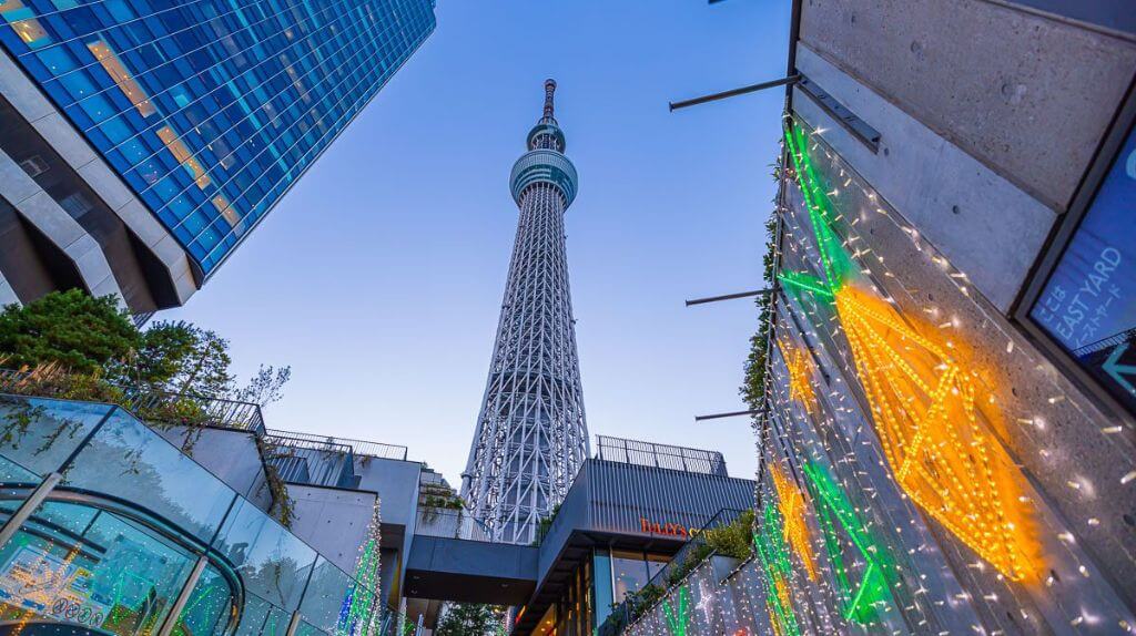 Du khách tham quan chụp ảnh Tháp Tokyo Skytree