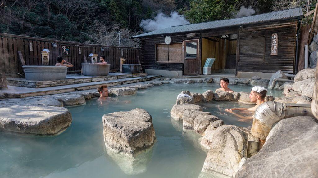 Du khách trải nghiệm tắm Onsen tại khách sạn