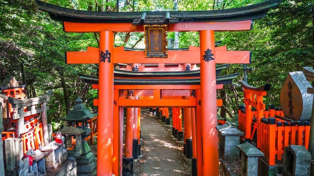 Tham quan ngôi chàu nổi tiếng với 1000 cổng Tori tại Đền Fushimi Inari