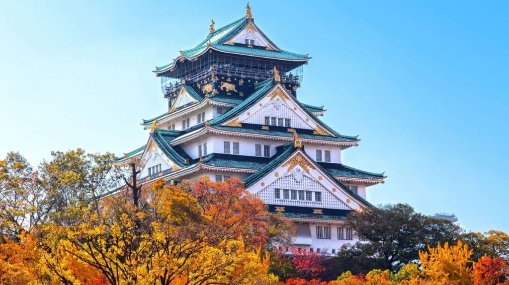 Toàn cảnh lâu đài Osaka vào mùa thu lá đỏ