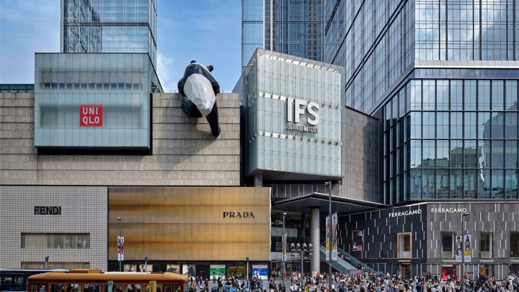 Trung Tâm Thương Mại IFS  Check-In Gấu Trúc Trèo Tường