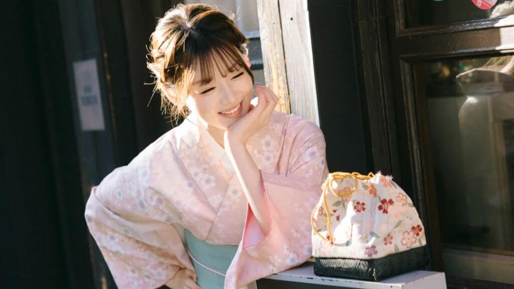 Đoàn mặc Kimono check in lưu niệm