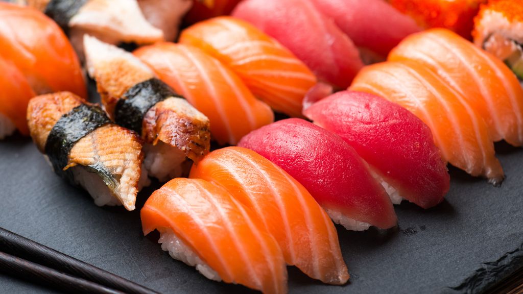 Thưởng thức đặc sản sushi với nhiều loại cá