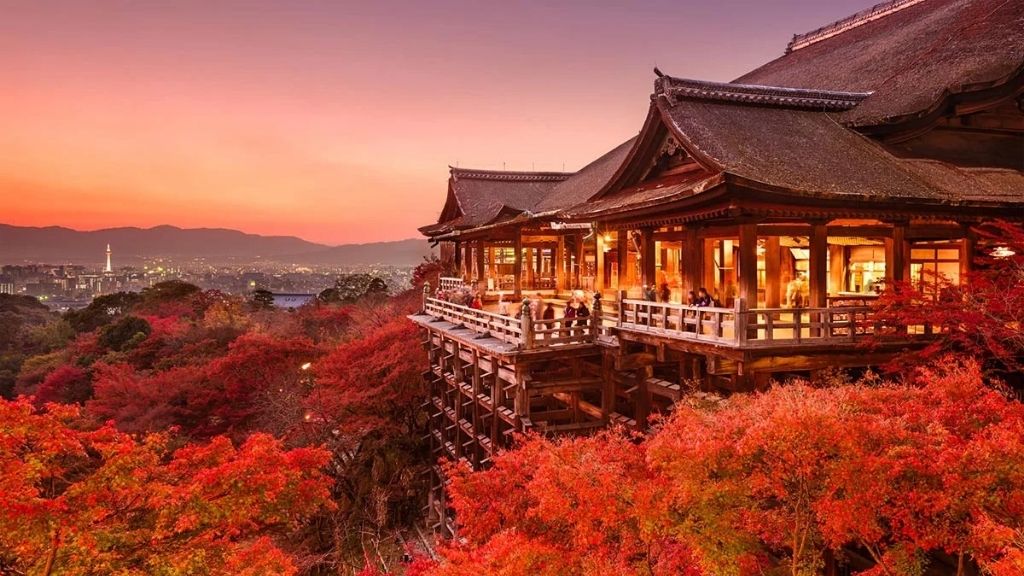 Chùa Kiyomizu tuyệt đẹp trong sắc đỏ mùa thu Nhật Bản
