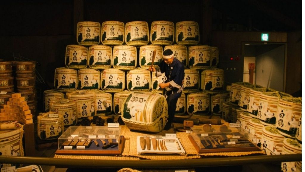 Tham quan Bảo tàng rượu Hakutsuru Sake trong tour Nhật Bản